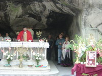 Durante la Misa del Roco en la Baslica de Lourdes