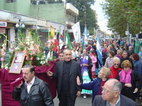 Los fieles en procesin por las calles de Santos Lugares
