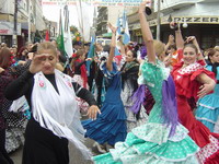 Bailando por sevillanas en las cercanas a la baslica de Lourdes