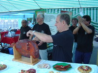 Los presentes han podido degustar los platos típicos de la región andaluza