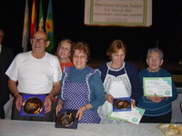 Participantes del 1 Certamen de Cocina Andaluza exibiendo sus premios