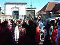 Los fieles en procesión por las calles de Santos Lugares